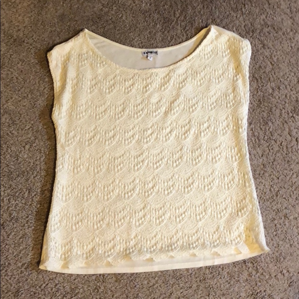 Women’s express lace t-shirt.